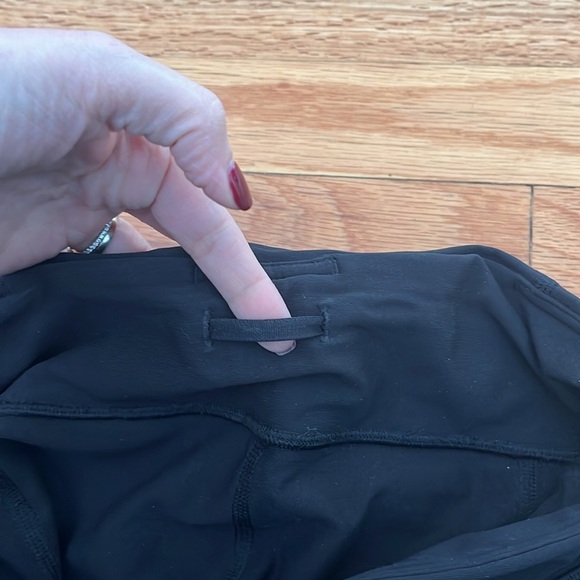 LULULEMON tight stuff reflective scalloped hem size 6 - Picture 5 of 5